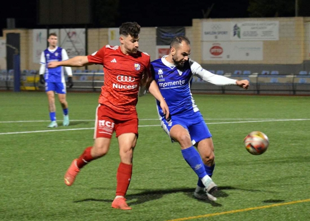 Jesús Sabaca lucha con Jordi en el partido ante el CF Motril (JAVIER PALMA) 