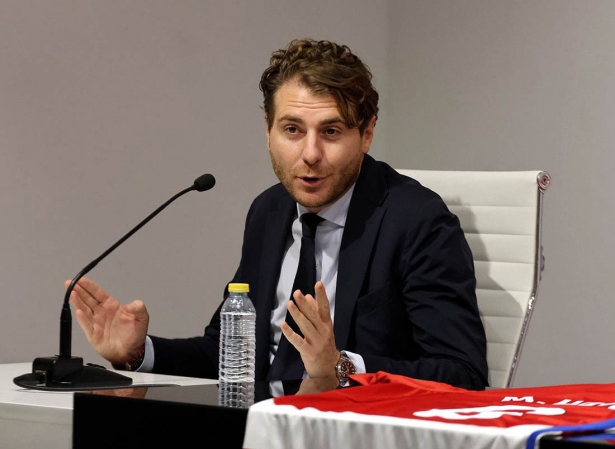 Matteo Tognozzi, director deportivo del Granada CF, en un momento de la rueda de prensa (JOSÉ ANDRÉS FERNÁNDEZ)