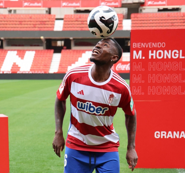 Martin Hongla en su presentación oficial como jugador del Granada CF (JOSÉ ANDRÉS FERNÁNDEZ)