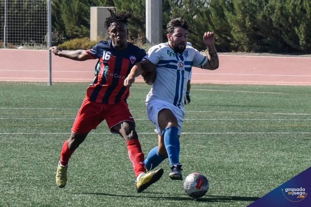 Piru pelea por el balón con un jugador del Vandalia en un partido de Copa (JOSÉ M. BALDOMERO) 