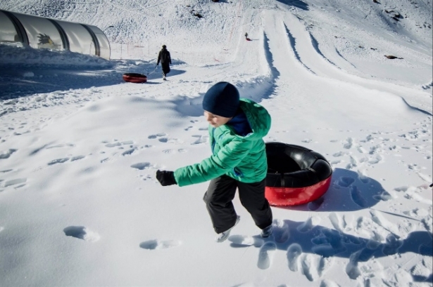 Un niño se dispone a lanzarse con un flotador en la zona de Borreguiles de la Estación de Sierra Nevada (SIERRA NEVADA) 