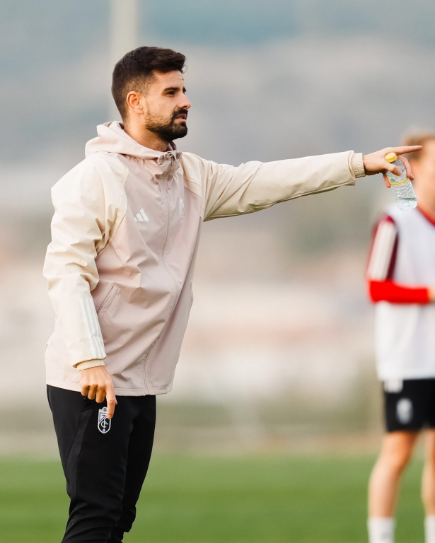 Roger Lamesa da instrucciones durante un entrenamiento (GRANADA CF)