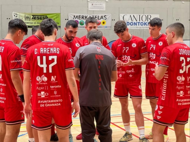 Javier Elvira da instrucciones durante un tiempo muerto (FUNDACIÓN BM GRANADA) 