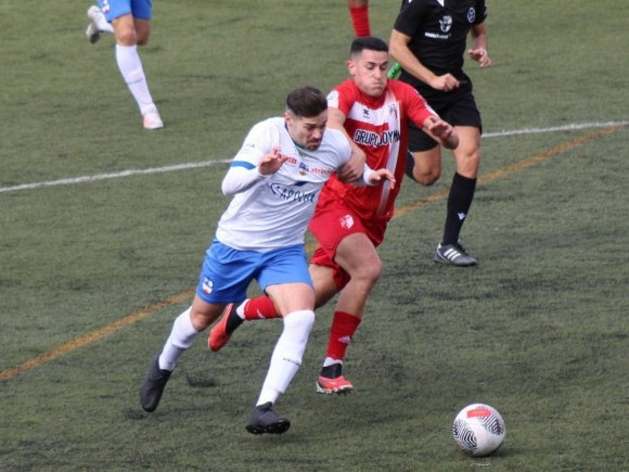 Javi Gallo pugna por el balón con un jugador del Casabermeja (PACO CASTILLO)