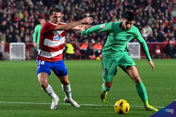 Morata controla el balón ante la presencia de Ignasi Miquel (JOSÉ M. BALDOMERO)