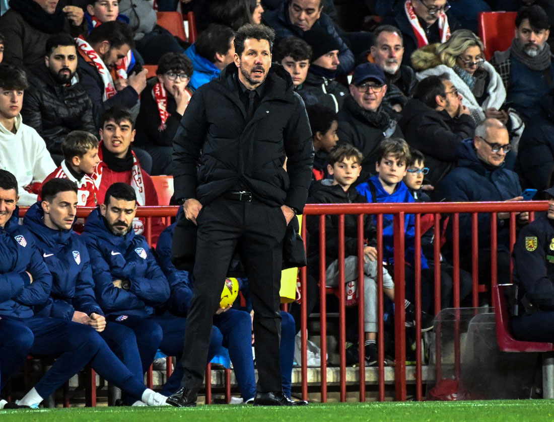 Simeone, entrenador del At. Madrid, en un momento del encuentro ante el Granada CF (JOSÉ M. BALDOMERO) Simeone, entrenador del At. Madrid, en un momento del encuentro ante el Granada CF (JOSÉ M. BALDOMERO)