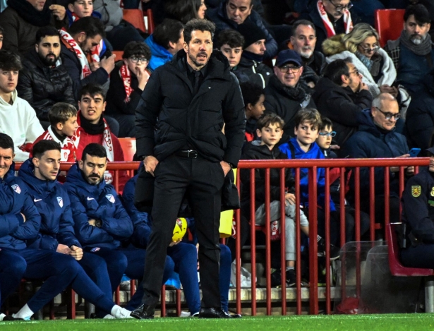 Simeone, entrenador del At. Madrid, en un momento del encuentro ante el Granada CF (JOSÉ M. BALDOMERO)
