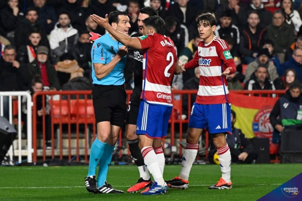 Jugadores del Granada CF le protestan al árbitro (JOSÉ M. BALDOMERO)