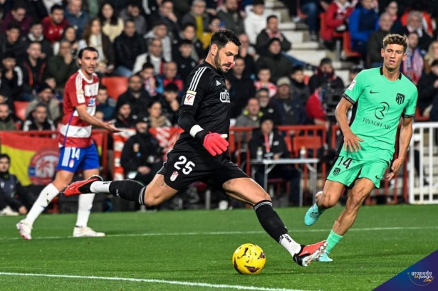 Batalla durante el partido con el Atlético de Madrid (JOSÉ M. BALDOMERO)