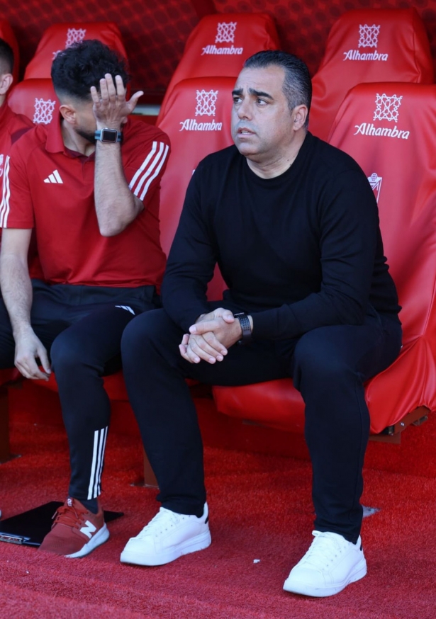 Germán Crespo en el banquillo de `Los Carmenes` (JOSÉ ANDRÉS FERNÁNDEZ)