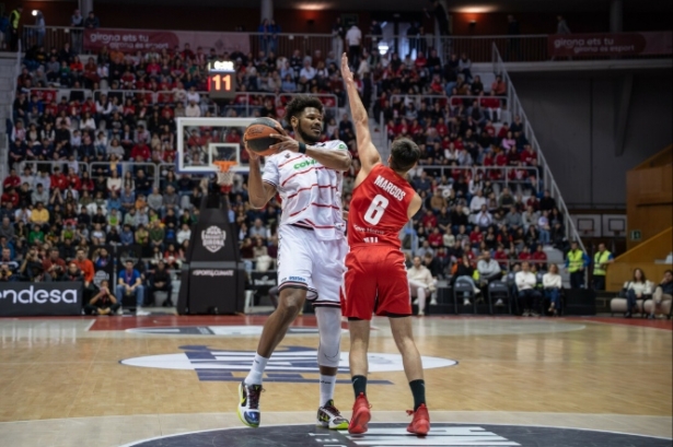 Cristiano Felicio en una acción del partido (ACB PHOTO / S. GERONES) 