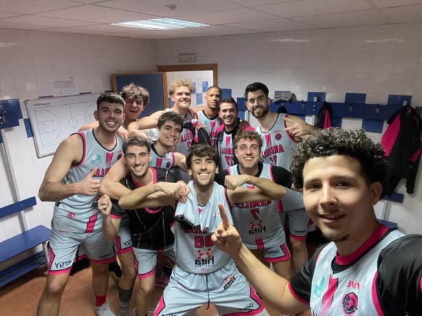 El Hita Plásticos CB Armilla celebra el triunfo (ARMILLA BALONCESTO)