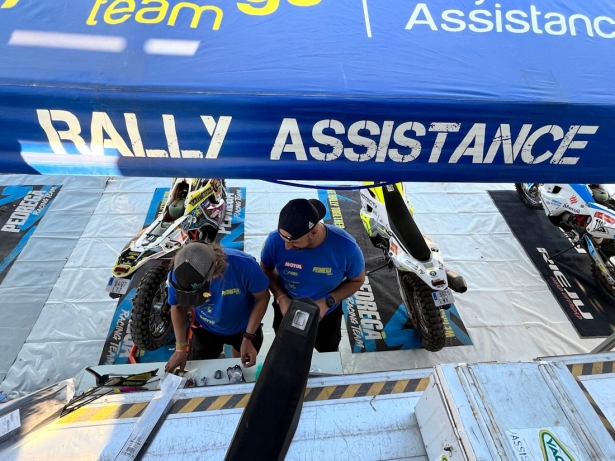 Juan Sánchez, a la derecha, durante la pasada edición del Dakar 