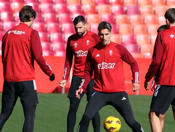 Theo Corbeanu, una de las últimas incorporaciones de los nazaríes, en el entrenamiento de este pasado viernes (JOSÉ ANDRÉS FERNÁNDEZ)