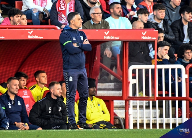 García Pimienta, entrenador de la UD Las Palmas, durante el encuentro (JOSÉ M. BALDOMERO)