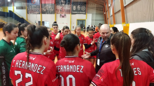 Pablo Perea da instrucciones durante un tiempo muerto (FUNDACIÓN BM GRANADA)