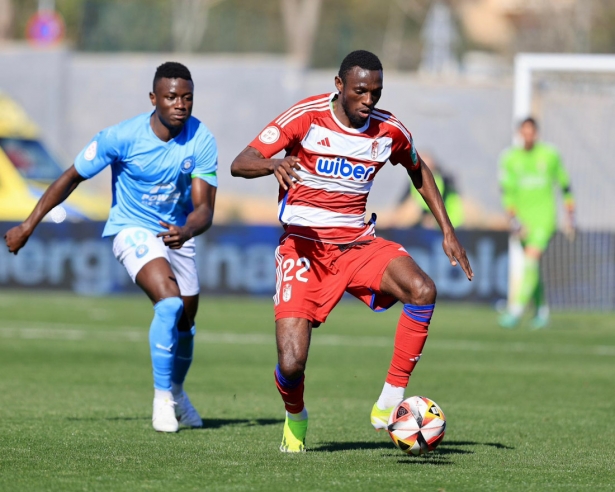 Osei controla el balón (GRANADA CF)