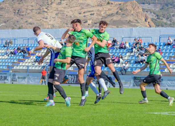 Lance del apasionante derbi entre Motril y Huétor Vega (SEMANARIO MUCHO DEPORTE)