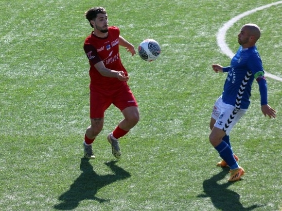 Disputa de balón entre Rubén Osuna y un jugador del Alhaurino (PACO CASTILLO) 