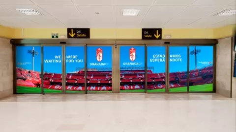 Puerta de llegadas del aeropuerto (GRANADA CF)