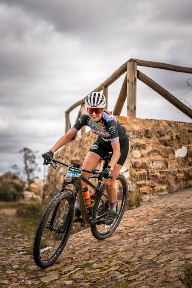 Una ciclista en pleno esfuerzo (TERRA INCOGNITA)