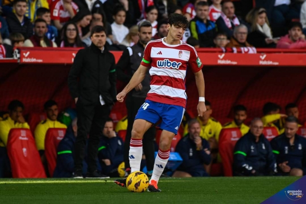 Gonzalo Villar bio la quinta cartulina amarilla ante Las Palmas (JOSÉ M. BALDOMERO)