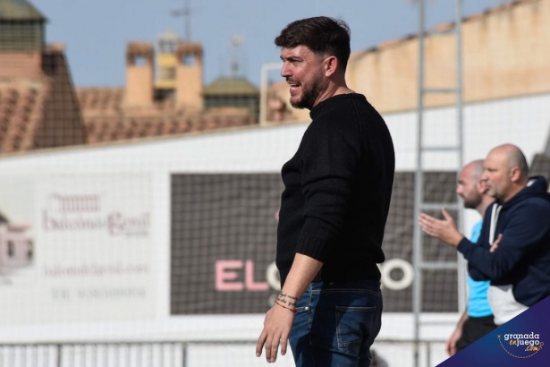 Julio Catalá durante el partido disputado en Huétor Vega (JOSÉ M. BALDOMERO) 