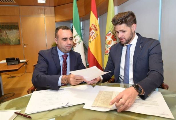 El presidente de la Diputación de Granada, Francis Rodríguez, y el diputado de Deportes e Instalaciones Deportivas, Eric Escobedo, en imagen de archivo (DIPUTACIÓN DE GRANADA/JGROSSO)
