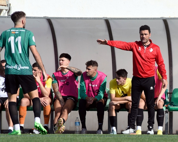 Manuel Moreno Rizos en su etapa como entrenador del CD Huétor Vega (JOSÉ M. BALDOMERO)