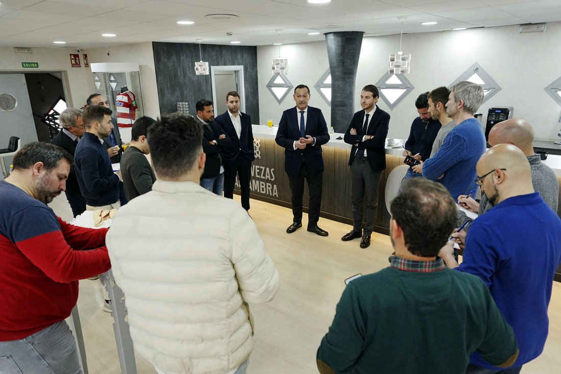 Un momento del encuentro de los dirigentes del Granada CF con los representantes de los medios de comunicación (J. PALMA) Un momento del encuentro de los dirigentes del Granada CF con los representantes de los medios de comunicación (J. PALMA)