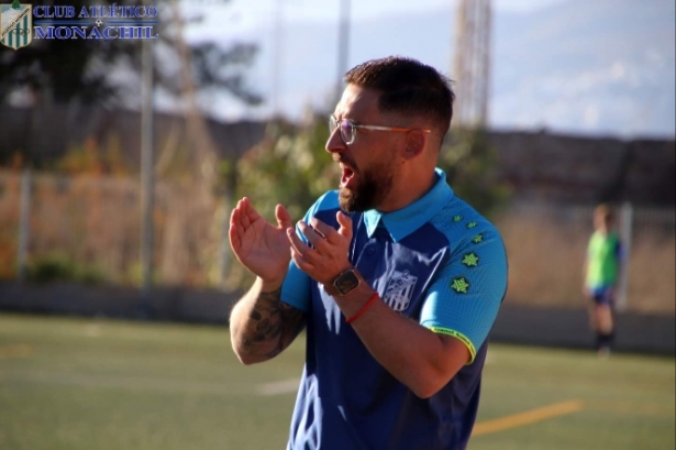 Josemi Ortiz durante el partido ante el Puerto de Motril (MANU LÓPEZ / AT. MONACHIL) 