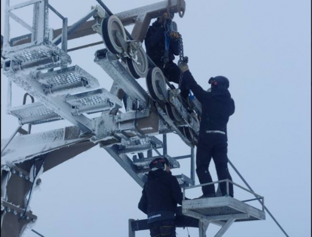 Los operarios de Cetursa se afanan en la sustitución de poleas dañadas por el hielo en telecabinas y telesillas de la estación granadina (SIERRA NEVADA) 