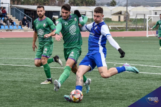 Raúl Fernández dispara a puerta (JOSÉ M. BALDOMERO) 