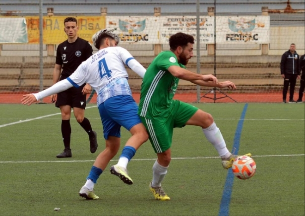 Adri Vegas controla el balón (J. PALMA) 