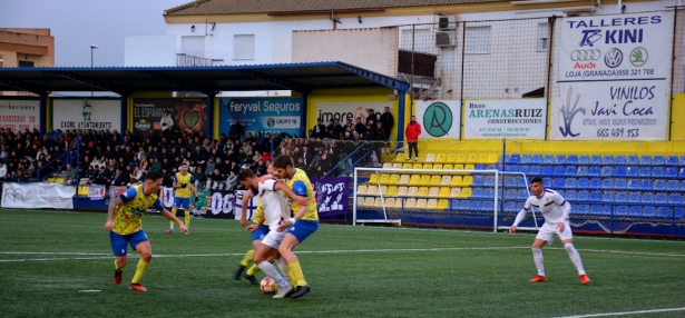 Javi Pérez encima a un jugador del Real Jaén (REAL JAÉN) 