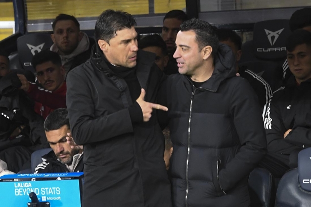 Xavi Hernández junto a Alexander Medina antes del inicio del encuentro (LOF)