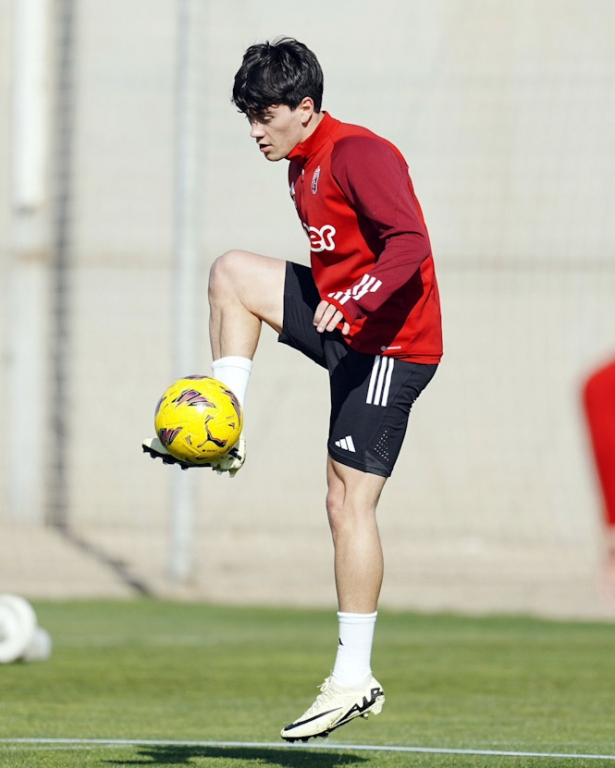 Facu Pellistri durante un entrenamiento (GRANADA CF)