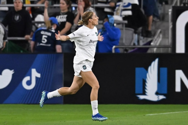 Esther González celebra el gol con el Gotham 