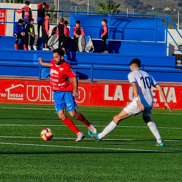 Neskes presionan a un jugador del Torre del Mar (JESÚS HURTADO) 