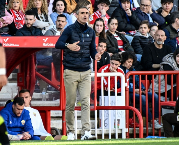 Garitano da instrucciones a sus jugadores en el partido ante el Granada CF (JOSÉ M. BALDOMERO)