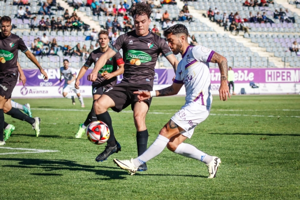 El CD Huétor Vega no pudo con el Real Jaén (DAVID TORRES)