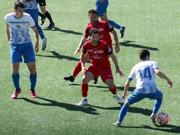 Diego Gámiz, que debutó con el Loja, presiona a un jugador del Mijas Las Lagunas (P. CASTILLO) 
