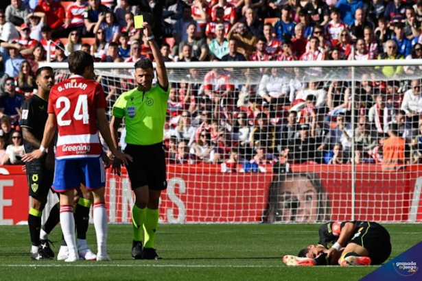Gil Manzano saca cartulina amarilla a Gonzalo Villar en el duelo ante el Almería (JOSÉ M. BALDOMERO)