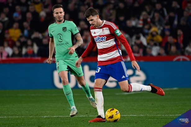 Gumbau durante el partido ante el Atlético de Madrid (JOSÉ M. BALDOMERO)