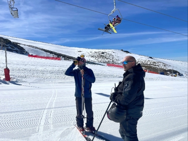 El responsable FIS, Alberto Schiavon (izda), junto al jefe de competición de Sierra Nevada, Víctor Torrecilla (CETURSA) 