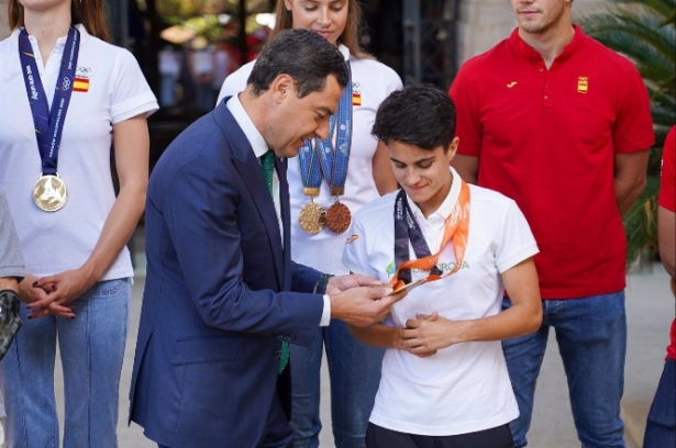 El presidente de la Junta de Andalucía, Juanma Moreno conversa con la atleta María Pérez (FRANCISCO J. OLMO / EUROPA PRESS) 