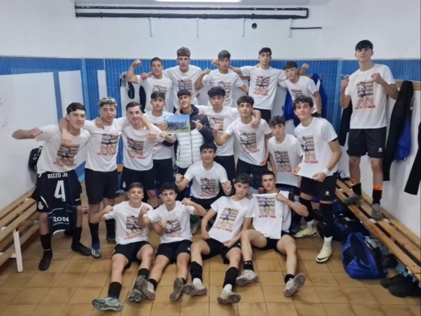 El cadete del Español Albolote con camisetas de apoyo a su compañero (ESPAÑOL ALBOLOTE) 