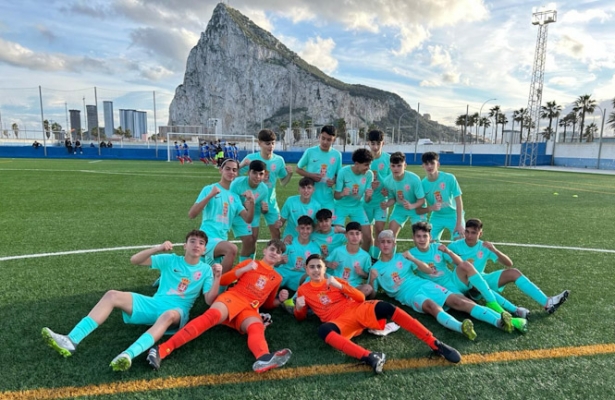 La selección granadina infantil celebra el triunfo (RFAF)