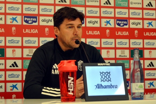 Alexander Medina, entrenador del Granada CF, en la rueda de prensa previa al partido ante el Valencia (J. PALMA)