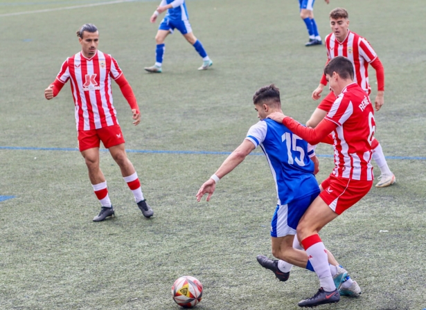 Castillo rodeado de jugadores del Almería B (GRJ)